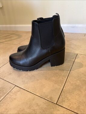Soda Black Chunky Chelsea Lug Heel Ankle Boots
